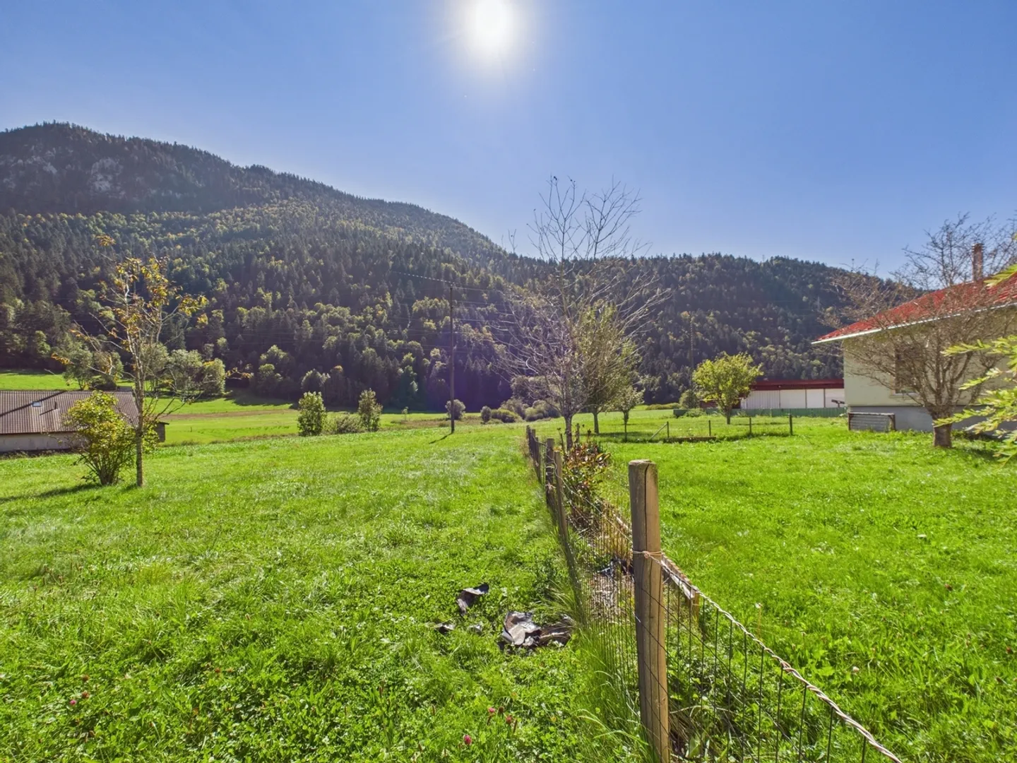 Rental building with 2 apartments, workshop and large plot in Noiraigue - Photo 8 of 10