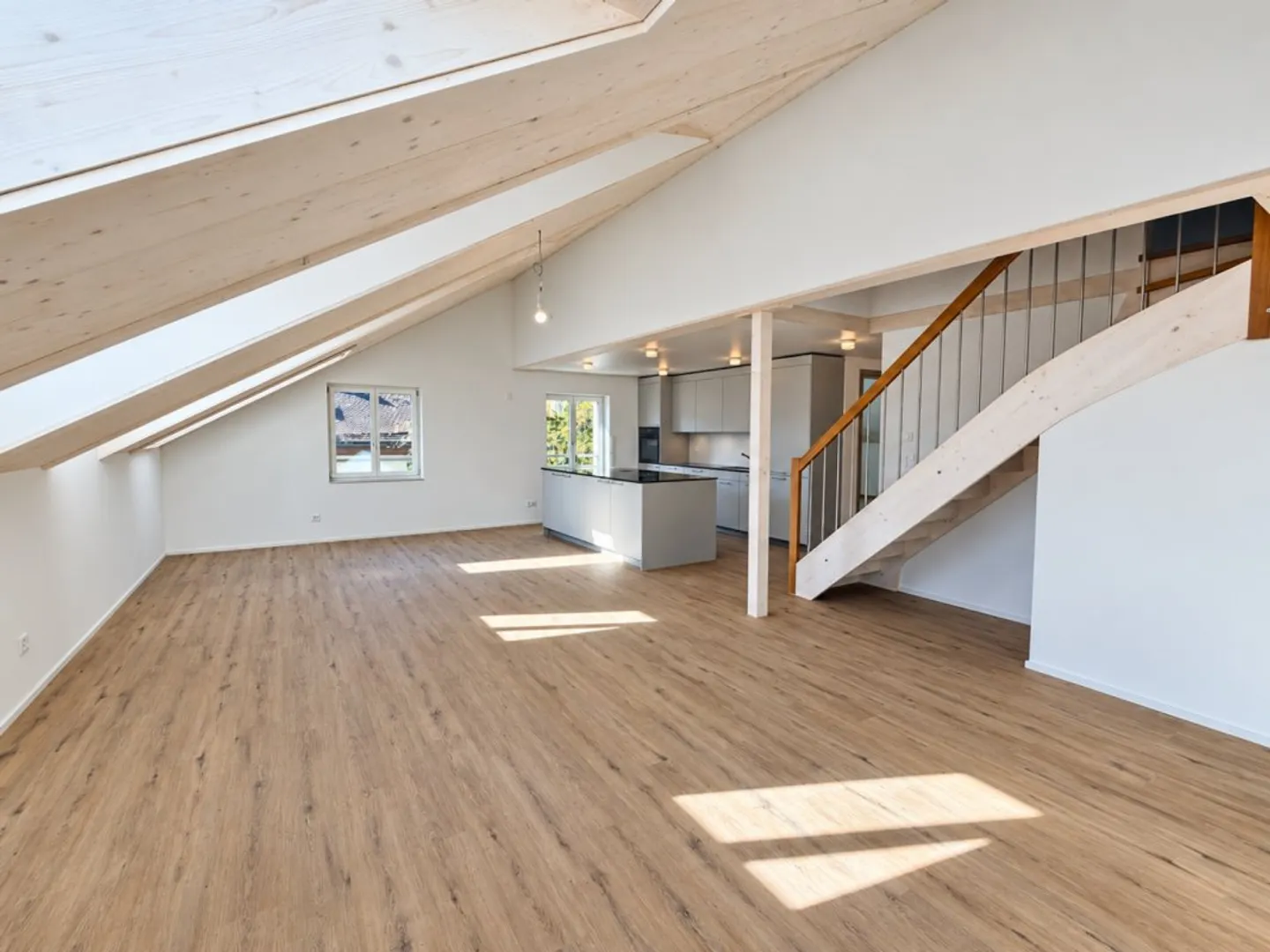 MAISONETTE SPACIEUSE AVEC CHARME DE TOIT EN PREMIÈRE UTILISATION - Photo 1 sur 8
