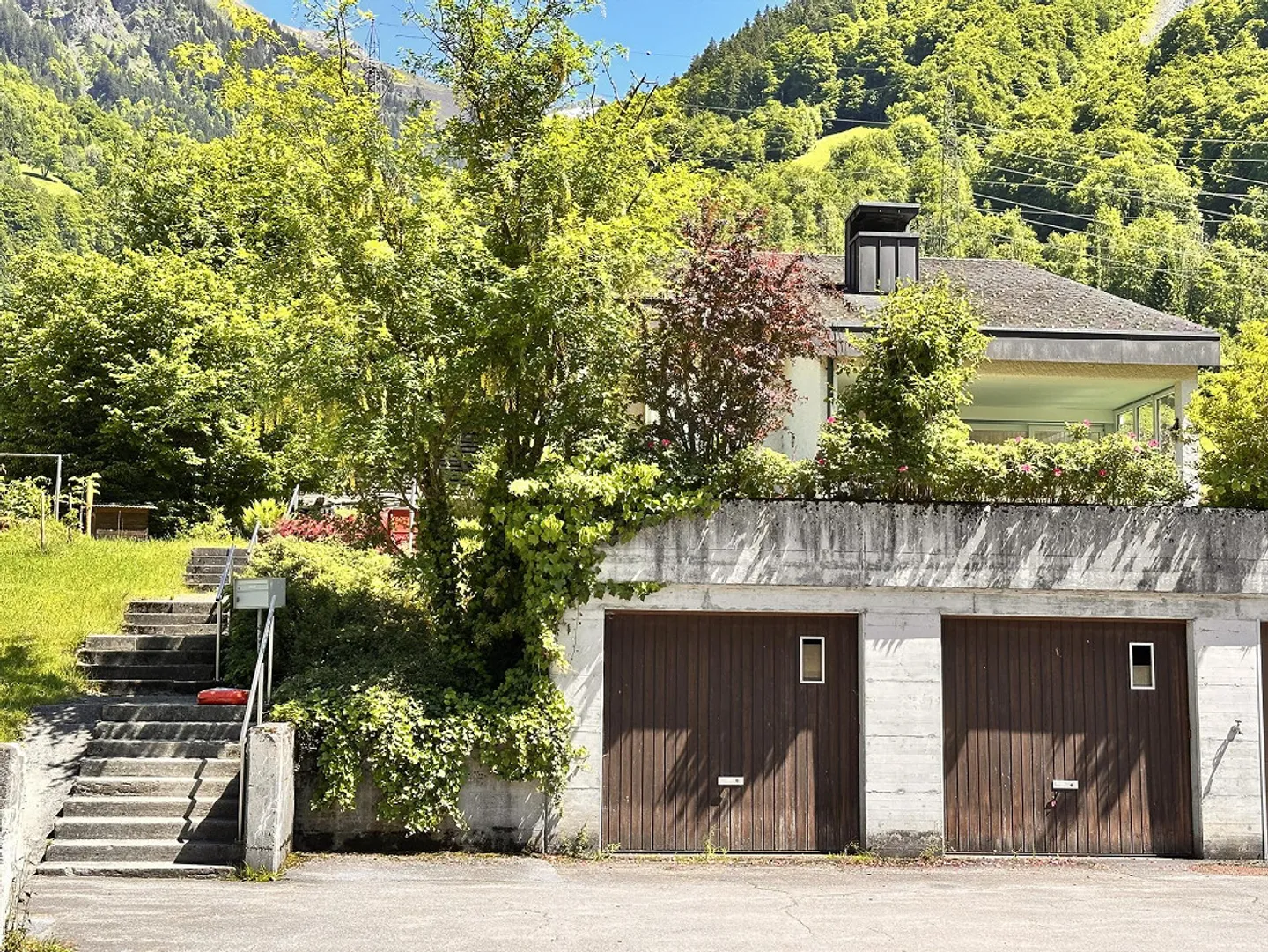 Casa unifamiliare indipendente con 6 stanze, sala hobby e 2 garage - Foto 4 di 28