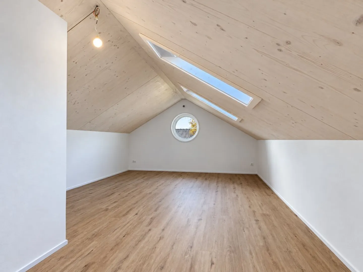 MAISONETTE SPACIEUSE AVEC CHARME DE TOIT EN PREMIÈRE UTILISATION - Photo 5 sur 8