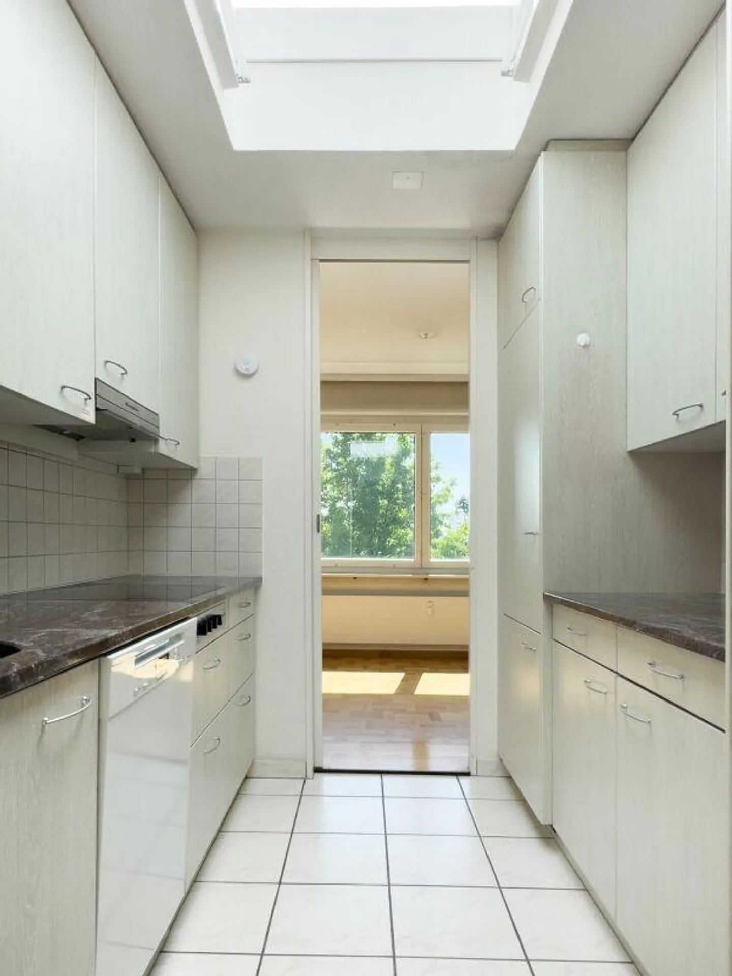Appartement en copropriété de 4,5 pièces dans un emplacement ensoleillé et adapté aux enfants avec vue dégagée - Photo 9 sur 29