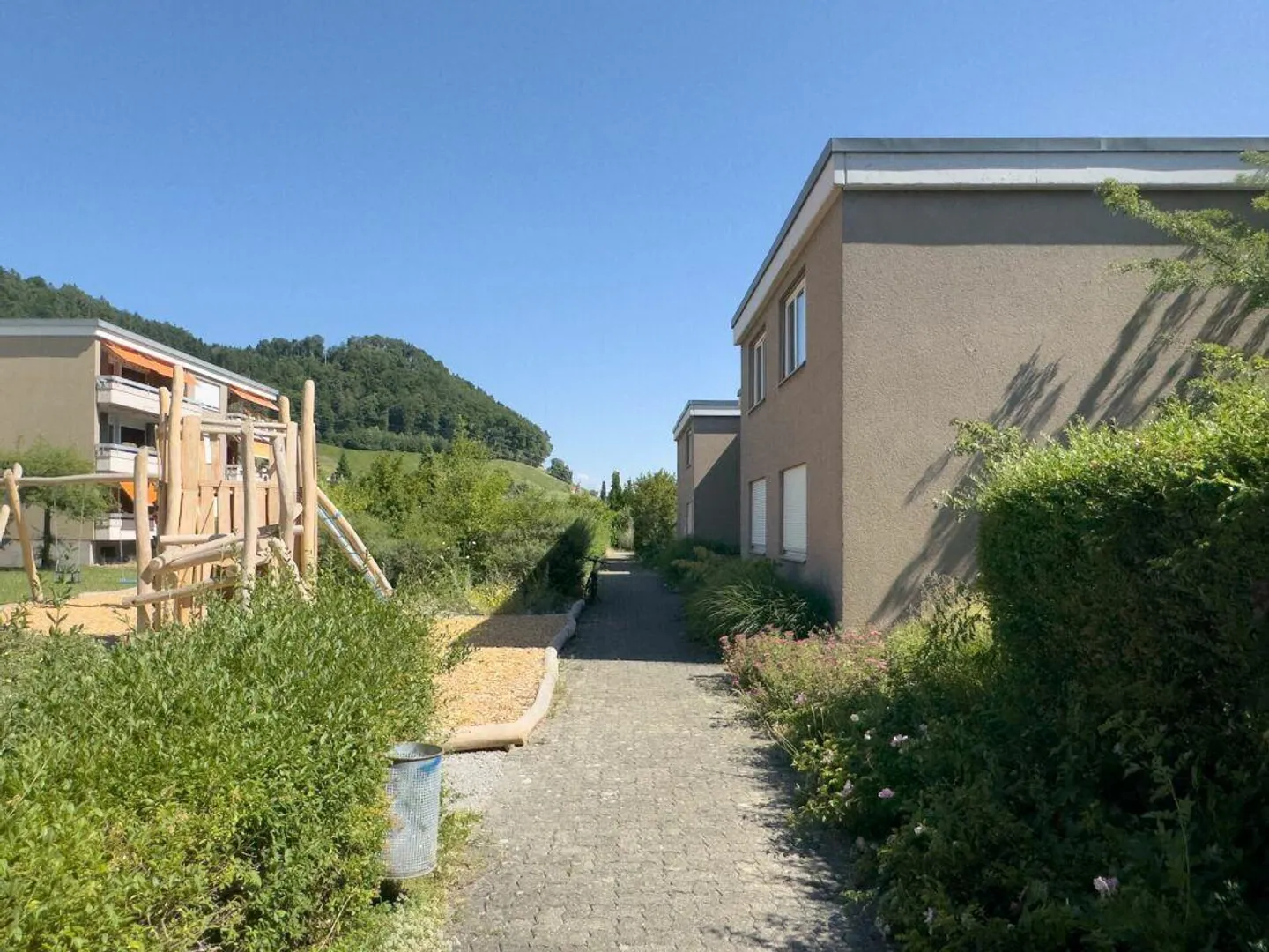 Appartement en copropriété de 4,5 pièces dans un emplacement ensoleillé et adapté aux enfants avec vue dégagée - Photo 23 sur 29