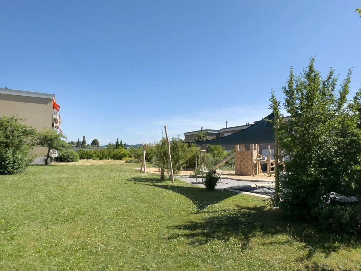 Appartement en copropriété de 4,5 pièces dans un emplacement ensoleillé et adapté aux enfants avec vue dégagée - Photo 24 sur 29