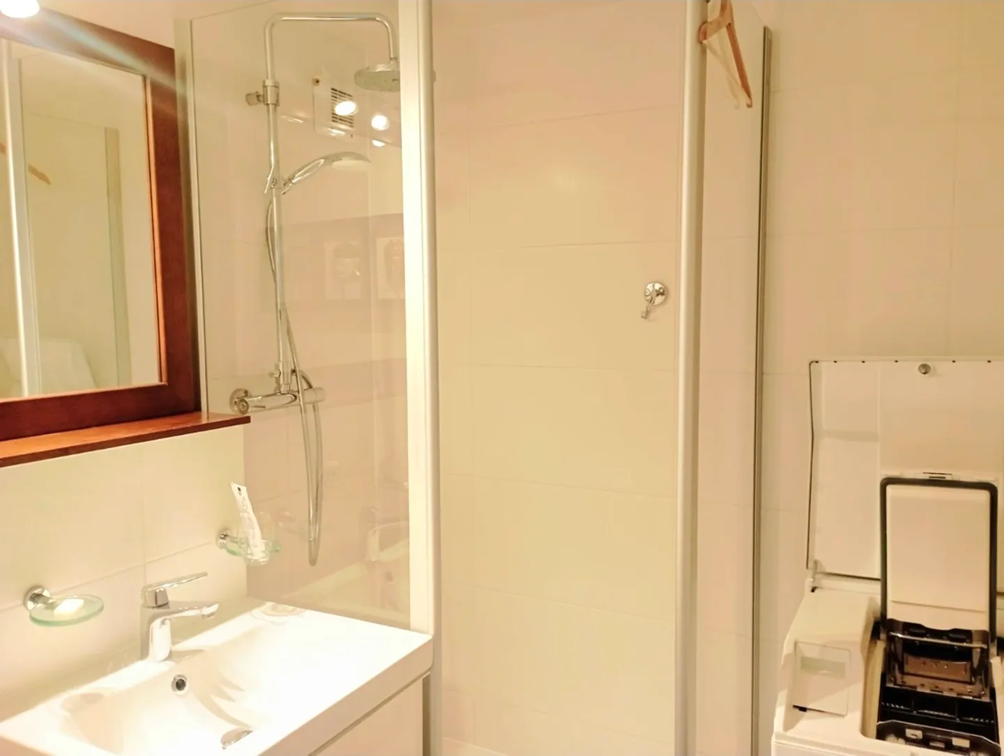 Charming 4-Room Apartment - Photo 5 of 8