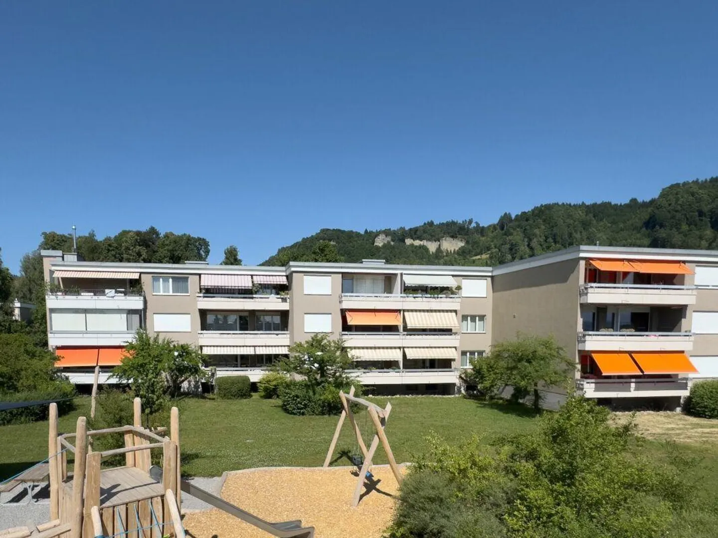 Appartement en copropriété de 4,5 pièces dans un emplacement ensoleillé et adapté aux enfants avec vue dégagée - Photo 26 sur 29