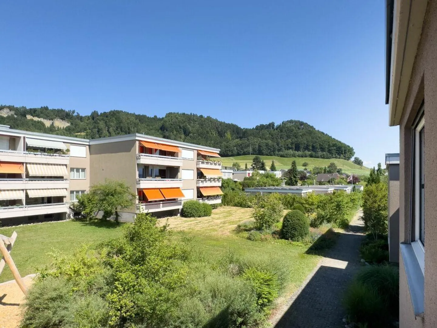 Appartement en copropriété de 4,5 pièces dans un emplacement ensoleillé et adapté aux enfants avec vue dégagée - Photo 29 sur 29
