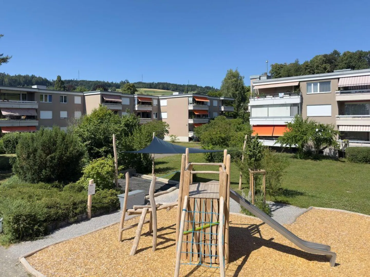 Appartement en copropriété de 4,5 pièces dans un emplacement ensoleillé et adapté aux enfants avec vue dégagée - Photo 27 sur 29