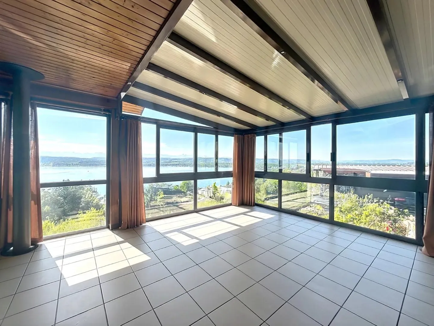Charming House with Lake View - Photo 8 of 12