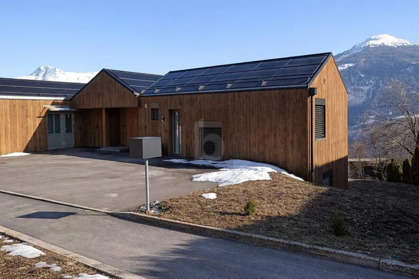 Modern Villa with Panoramic Views - Photo 2 of 6