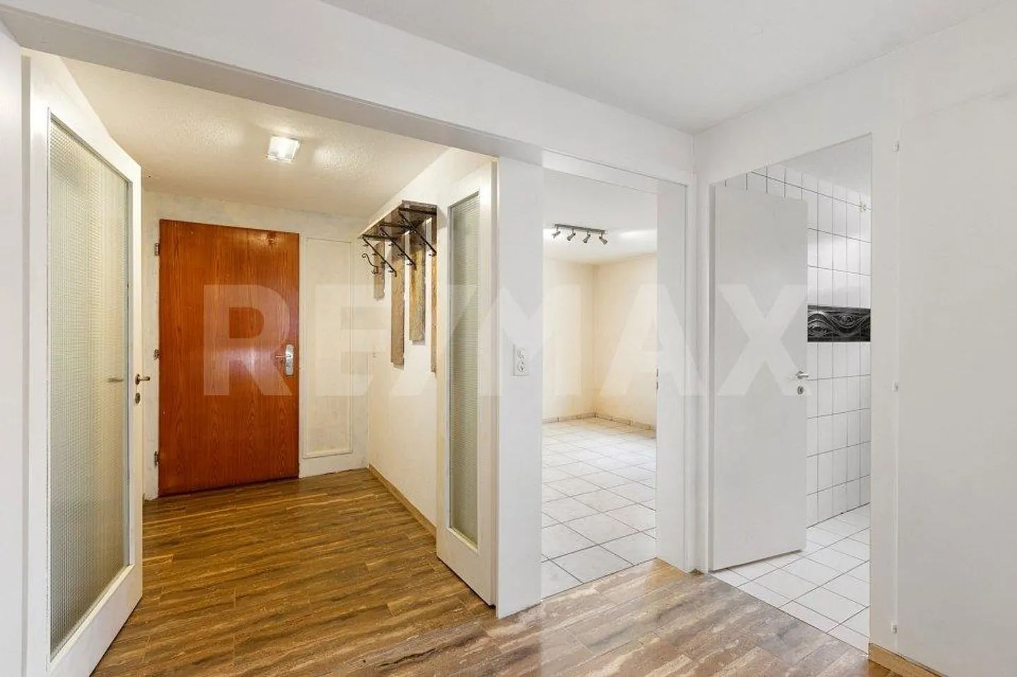 Casa bifamiliare di 5 stanze con potenziale di sviluppo in una zona residenziale tranquilla e ambita - Foto 2 di 13