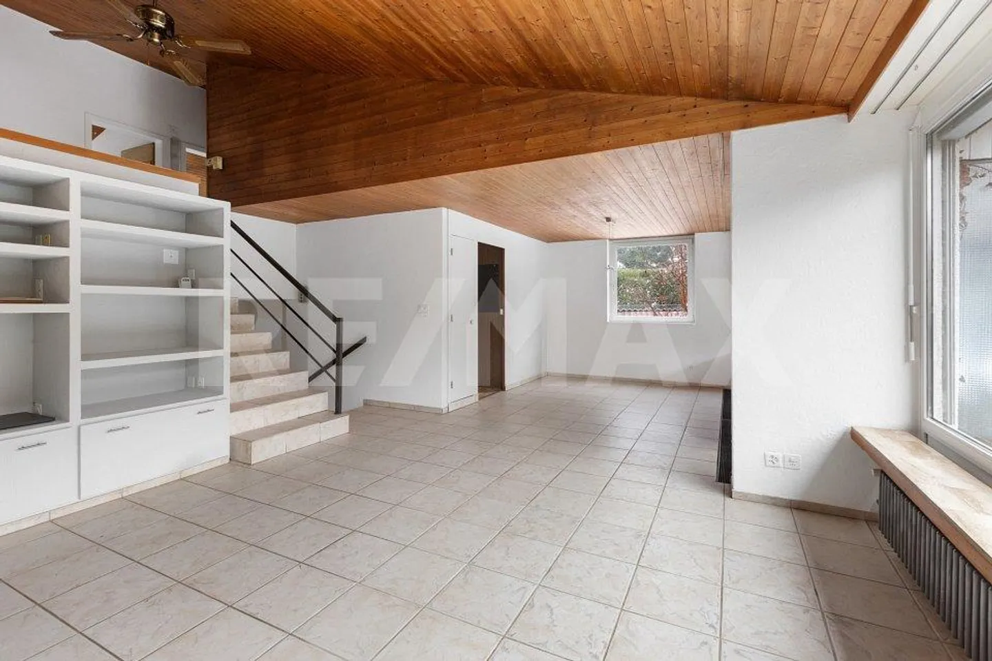 Casa bifamiliare di 5 stanze con potenziale di sviluppo in una zona residenziale tranquilla e ambita - Foto 3 di 13