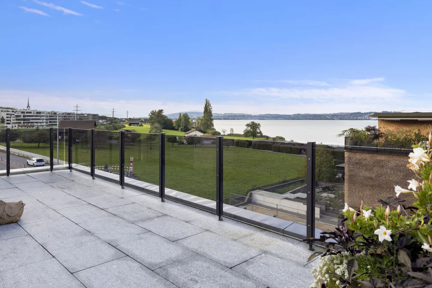 Moderne 3.5-Zimmer-Attikawohnung mit Seesicht in Altendorf - Foto 1 von 15