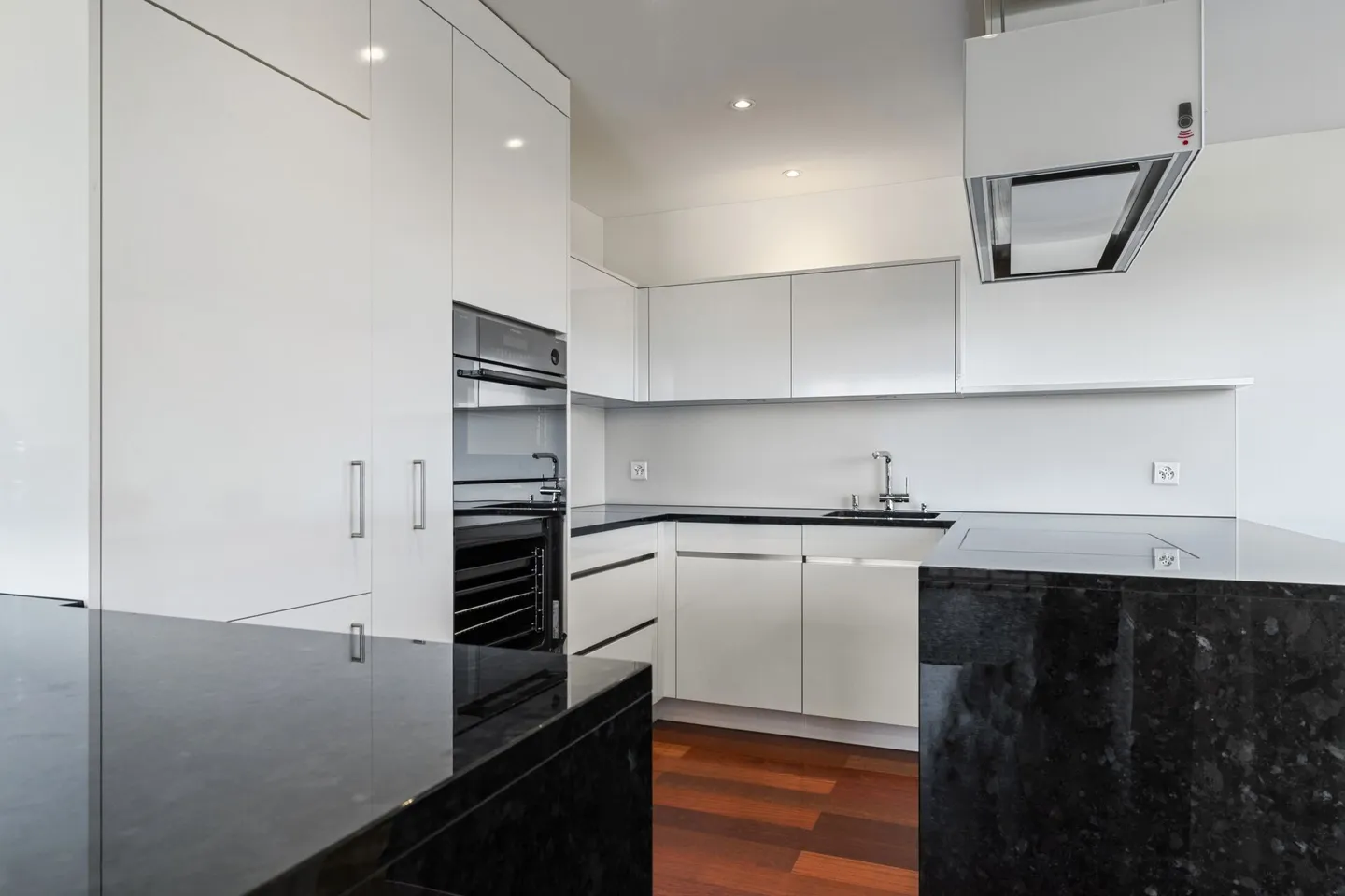 Moderne 3.5-Zimmer-Attikawohnung mit Seesicht in Altendorf - Foto 2 von 15