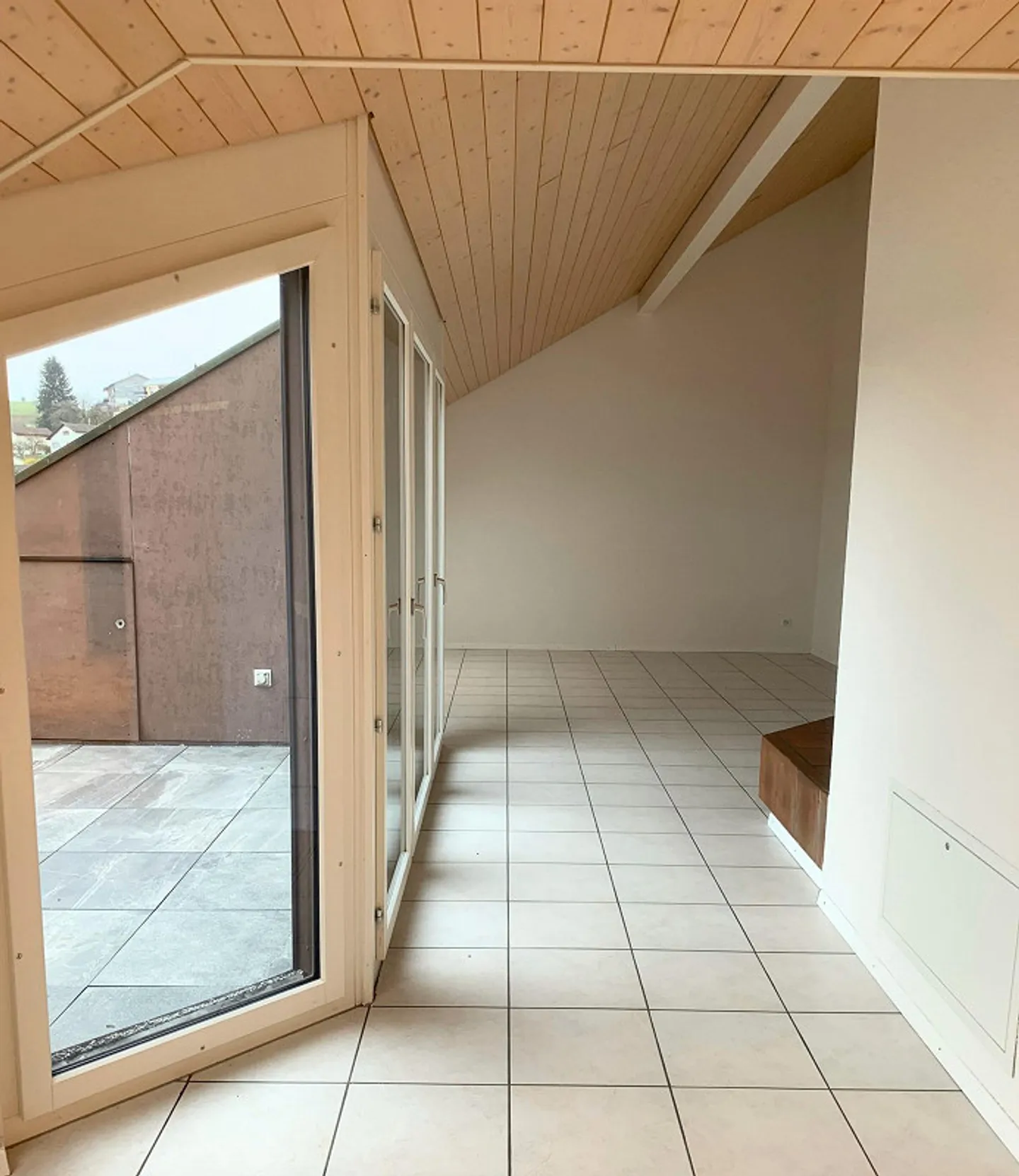 Charmante Dachwohnung mit Cheminée - Foto 3 von 17