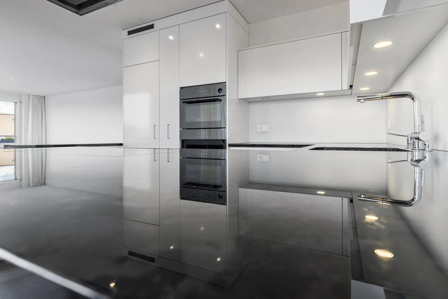 Moderne 3.5-Zimmer-Attikawohnung mit Seesicht in Altendorf - Foto 4 von 15