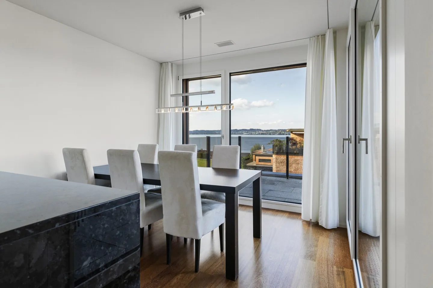 Moderne 3.5-Zimmer-Attikawohnung mit Seesicht in Altendorf - Foto 5 von 15