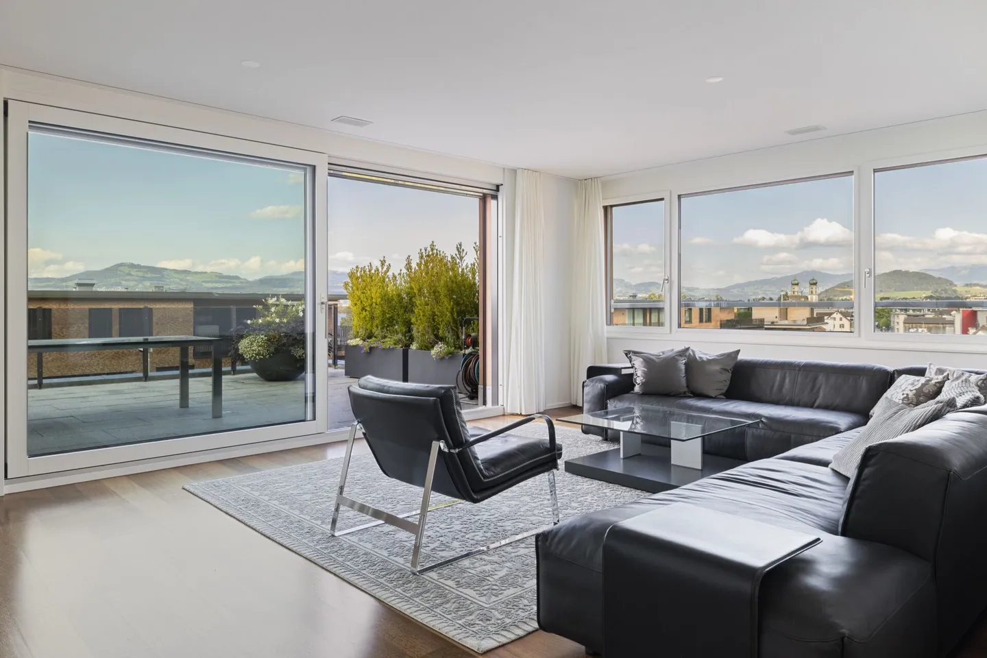 Moderne 3.5-Zimmer-Attikawohnung mit Seesicht in Altendorf - Foto 6 von 15