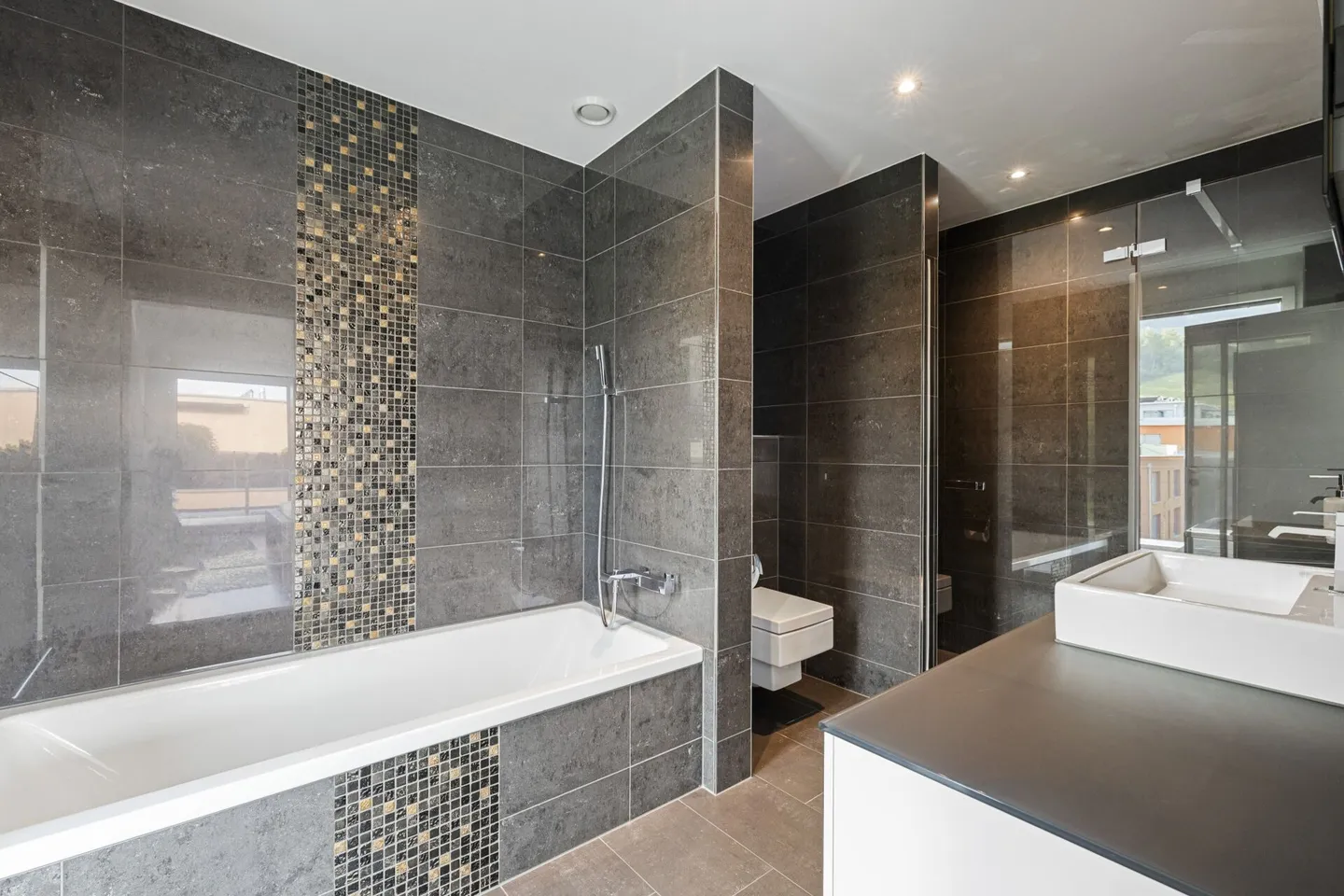 Moderne 3.5-Zimmer-Attikawohnung mit Seesicht in Altendorf - Foto 9 von 15