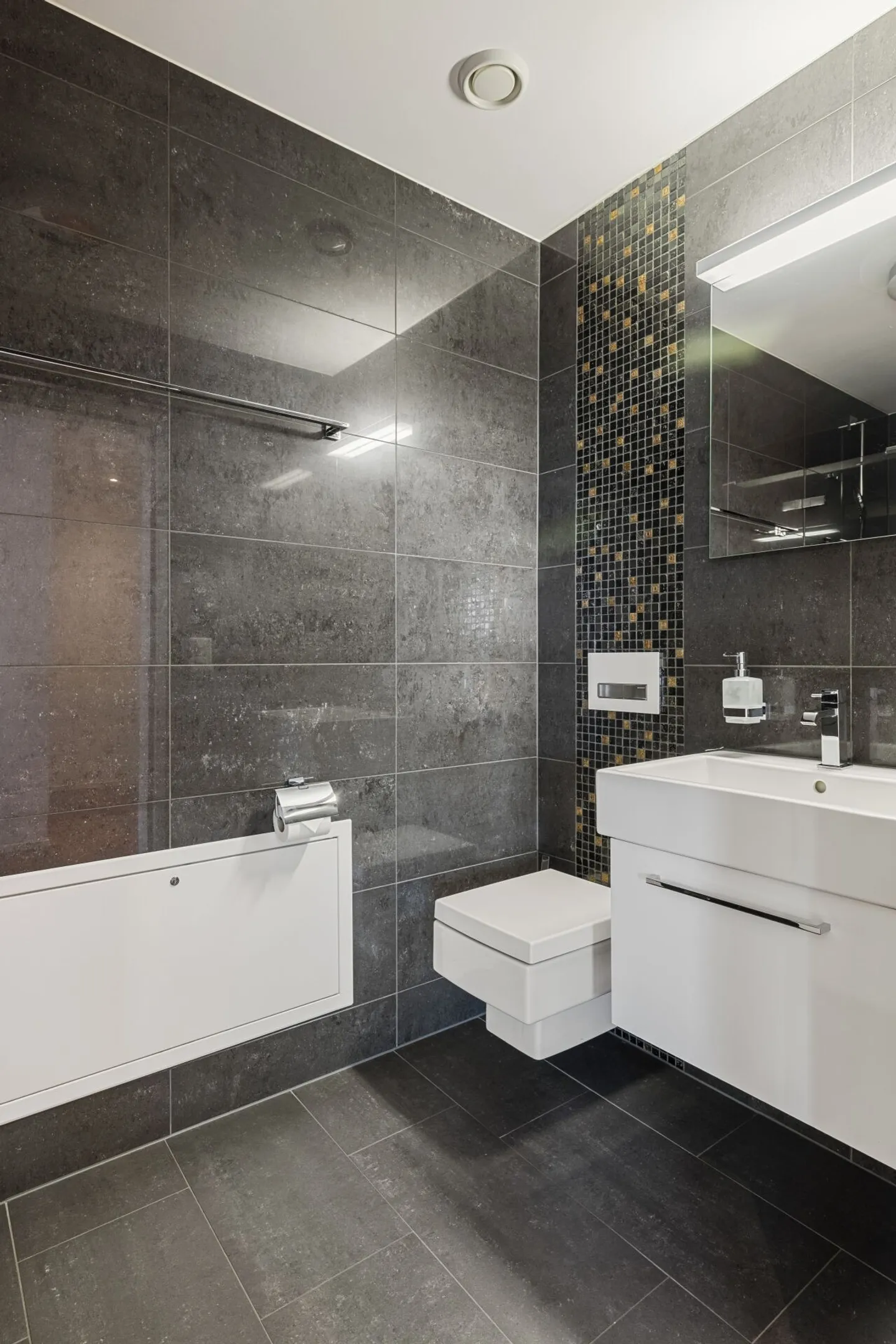 Moderne 3.5-Zimmer-Attikawohnung mit Seesicht in Altendorf - Foto 11 von 15