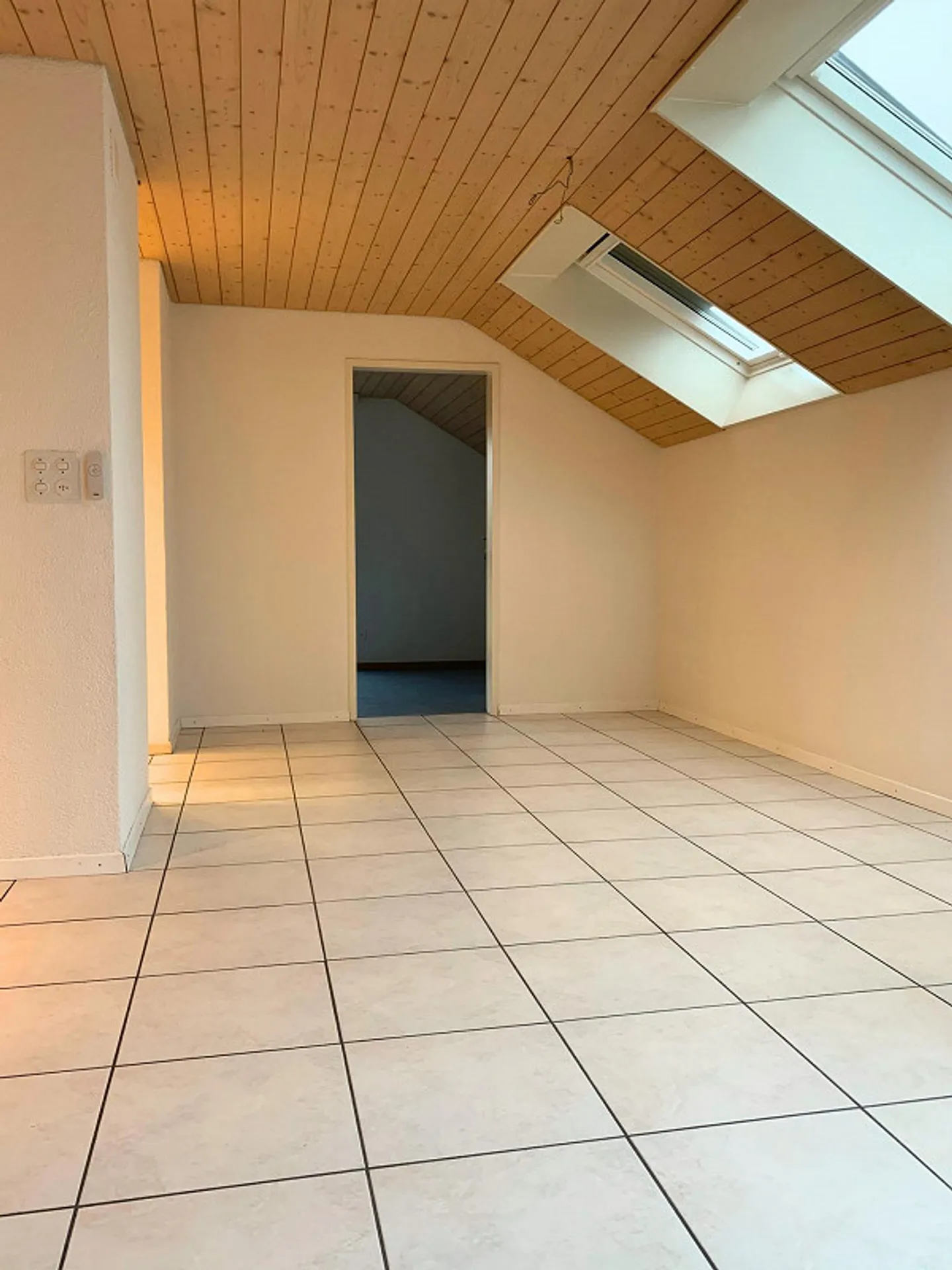 Charmante Dachwohnung mit Cheminée - Foto 9 von 17