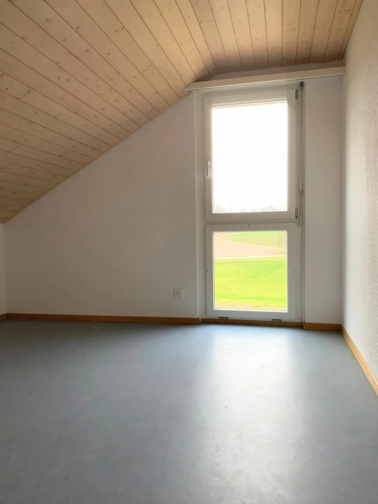 Charmante Dachwohnung mit Cheminée - Foto 15 von 17