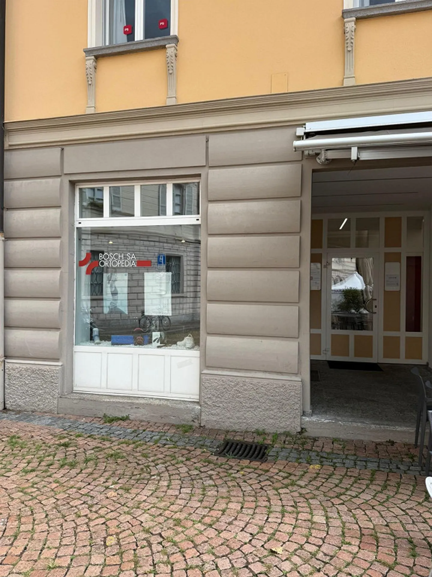 Locale commerciale con vetrine in centro Bellinzona - Foto 2 di 10