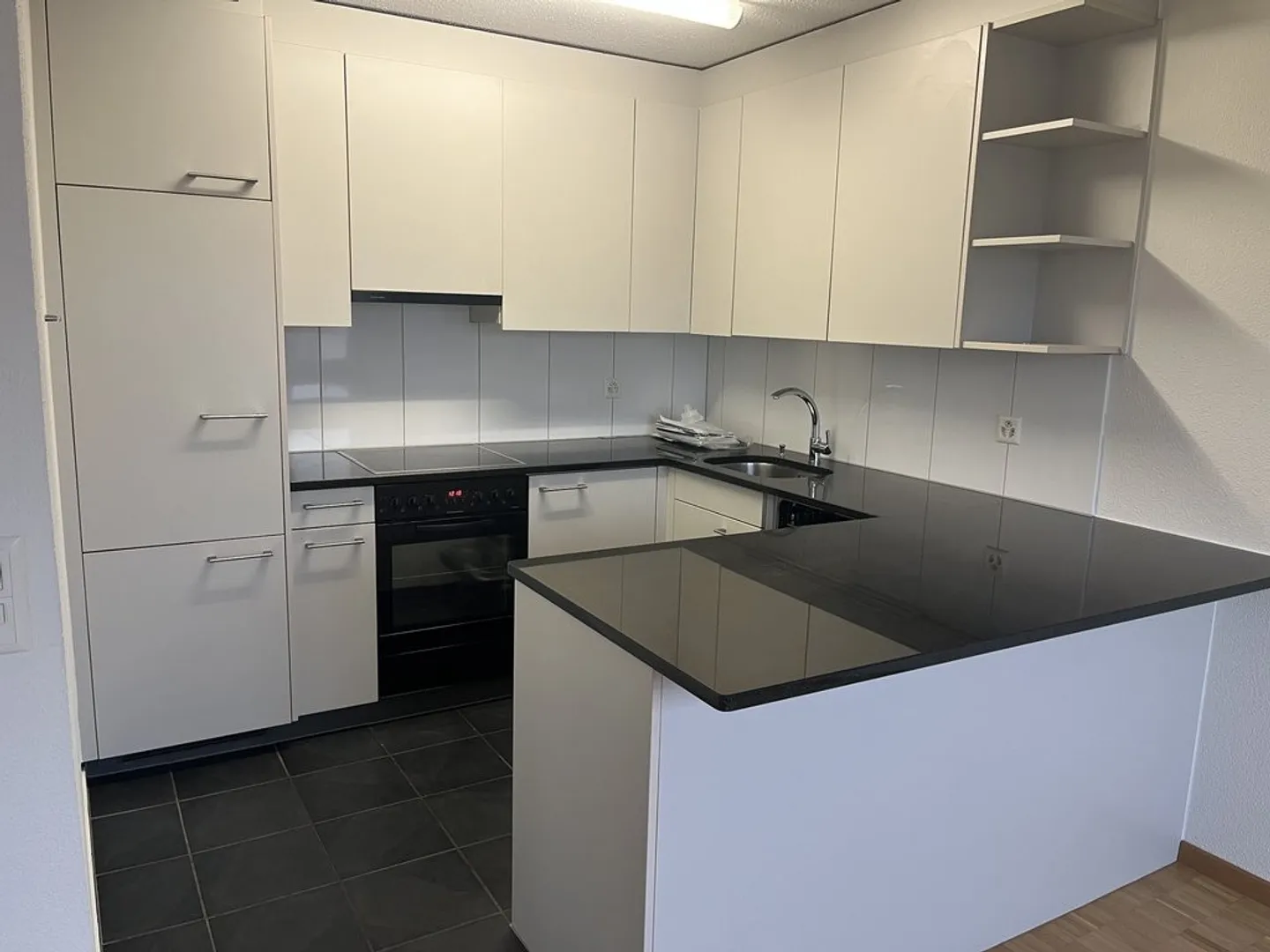 Appartement spacieux de 5,5 pièces - situé au centre et au calme - Photo 2 sur 12