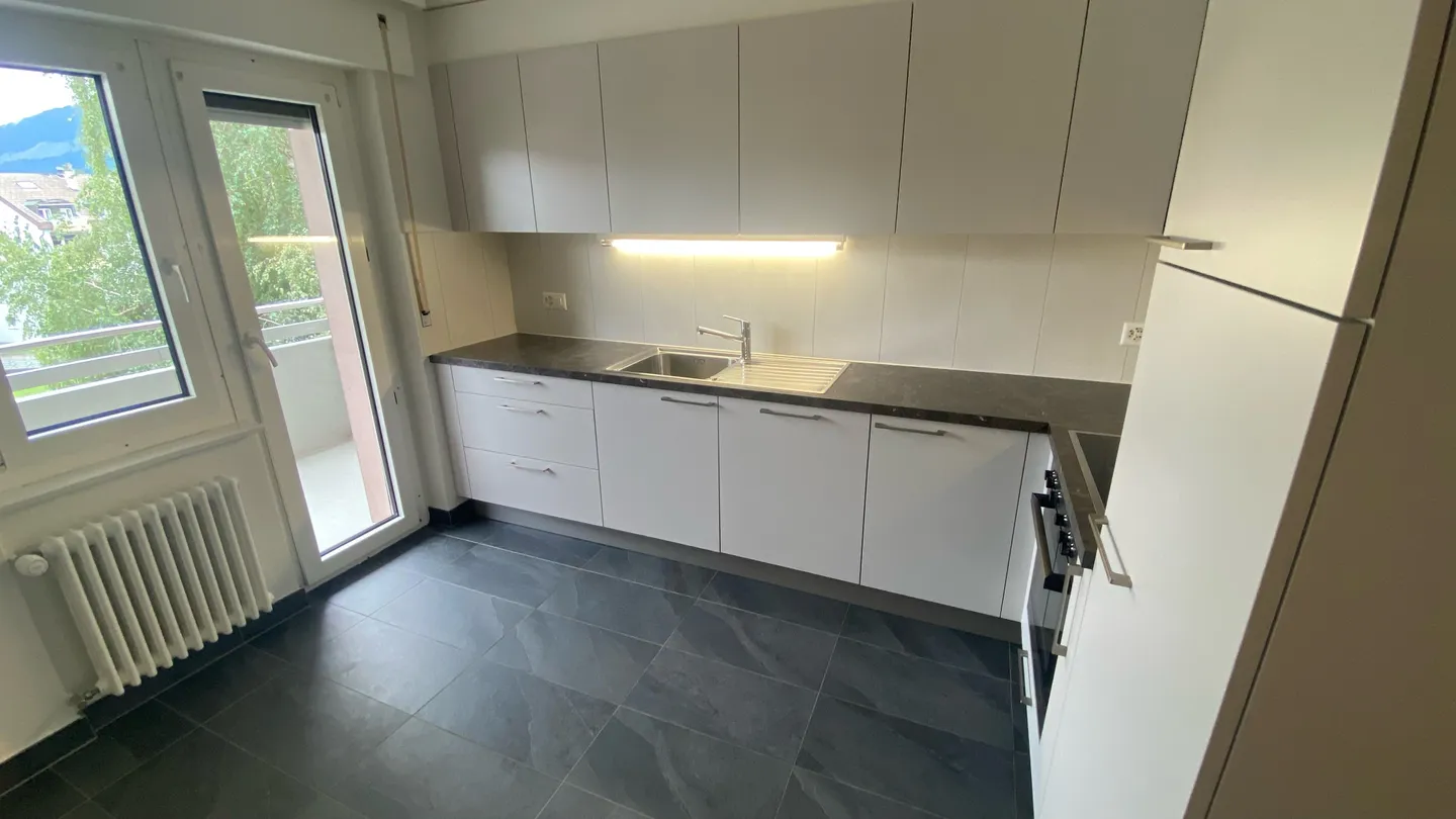 Renovated Apartment Near City - Photo 3 of 11