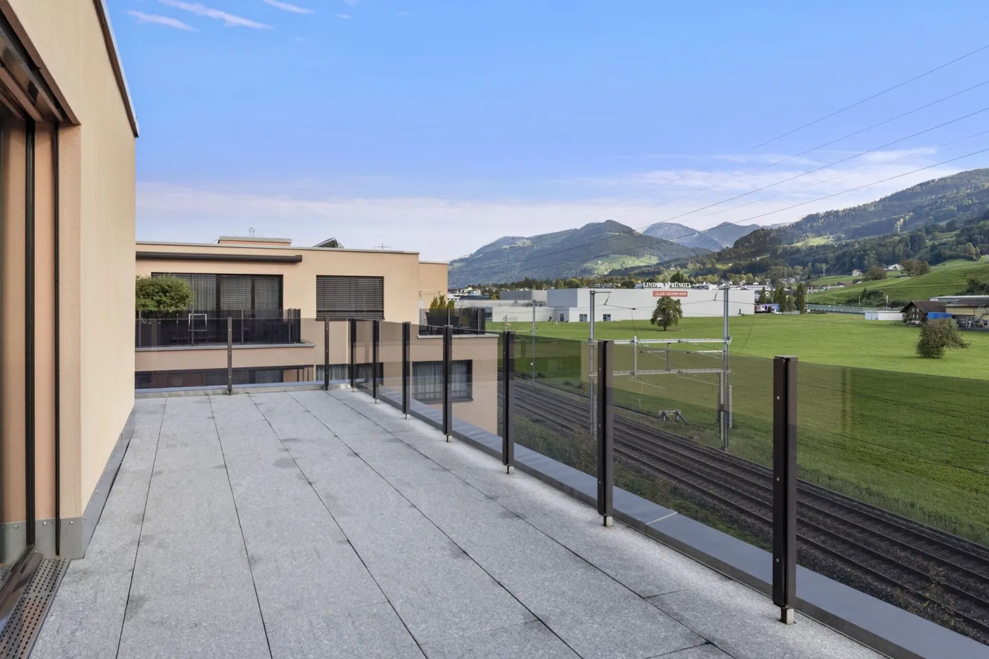 Moderne 3.5-Zimmer-Attikawohnung mit Seesicht in Altendorf - Foto 15 von 15