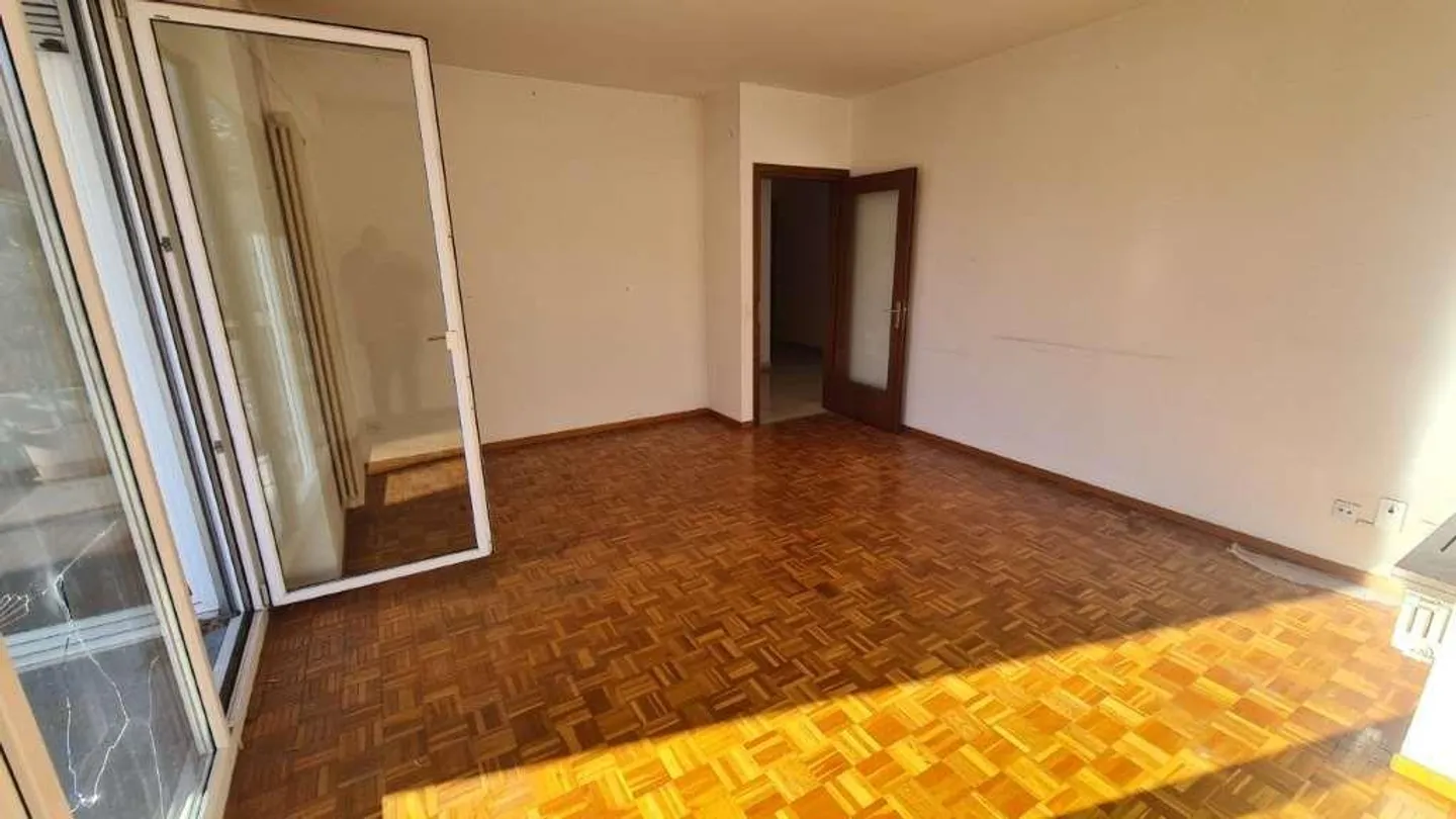 LUGANO: APPARTAMENTO LUMINOSO DI 4,5 LOCALI DA RISTRUTTURARE NEL CENTRO CITTADINO - Foto 4 di 11