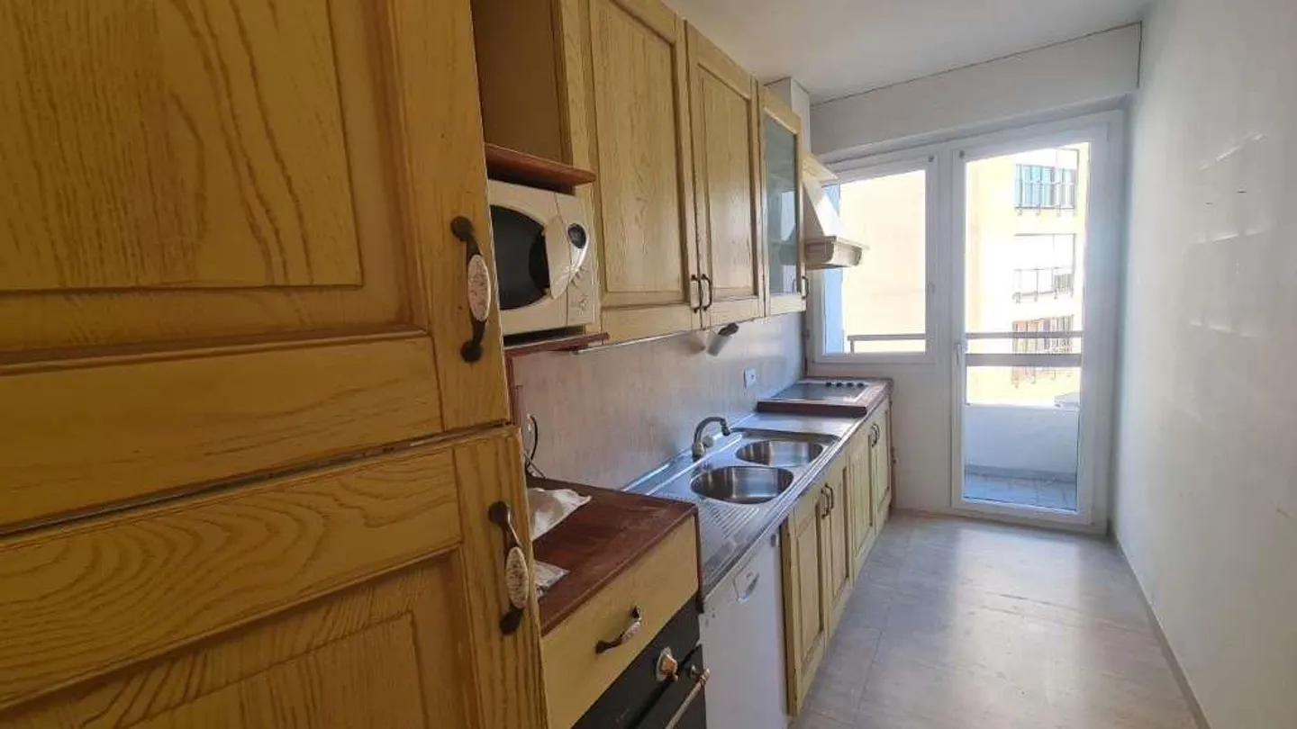 LUGANO: APPARTAMENTO LUMINOSO DI 4,5 LOCALI DA RISTRUTTURARE NEL CENTRO CITTADINO - Foto 6 di 11