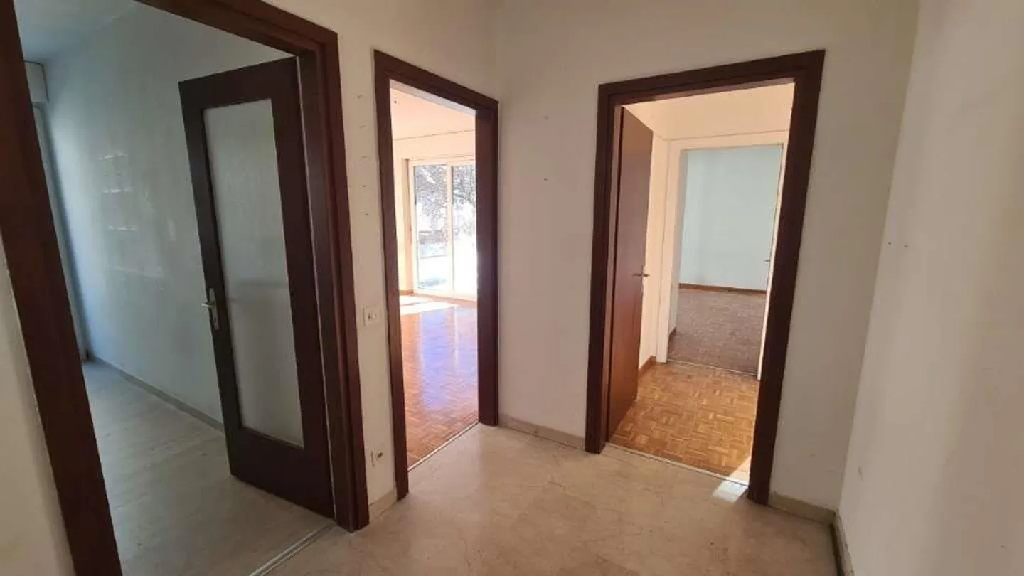 LUGANO: APPARTAMENTO LUMINOSO DI 4,5 LOCALI DA RISTRUTTURARE NEL CENTRO CITTADINO - Foto 8 di 11