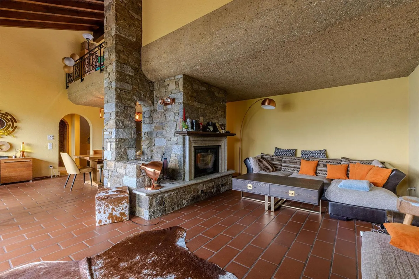 GROßE VILLA MIT 7 ZIMMERN UND WUNDERSCHÖNEM SEEBLICK IN CIMO-BIOGGIO - Foto 2 von 9