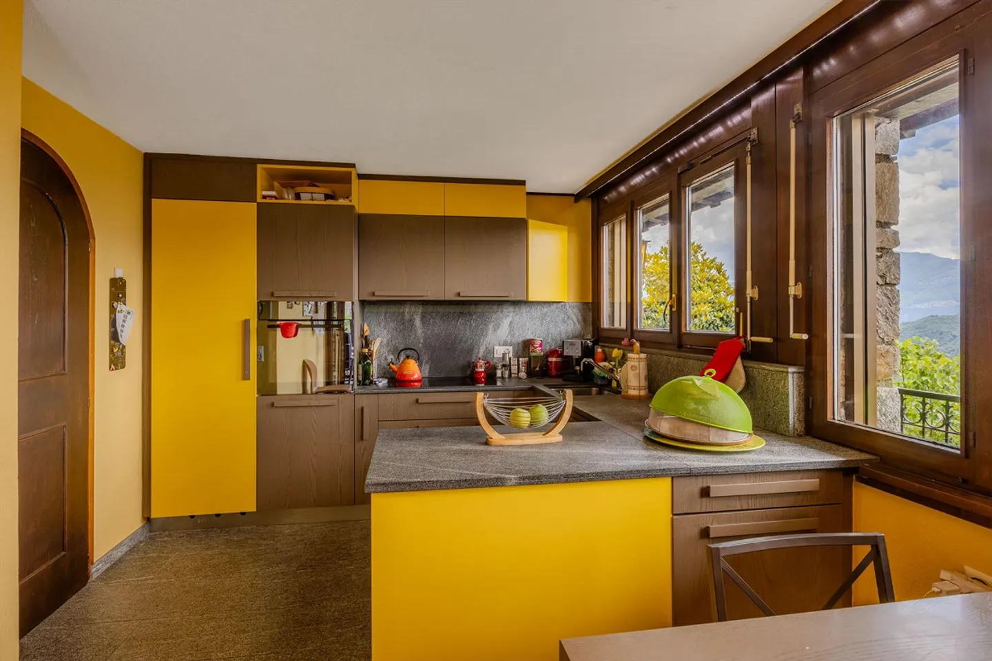 GROßE VILLA MIT 7 ZIMMERN UND WUNDERSCHÖNEM SEEBLICK IN CIMO-BIOGGIO - Foto 5 von 9