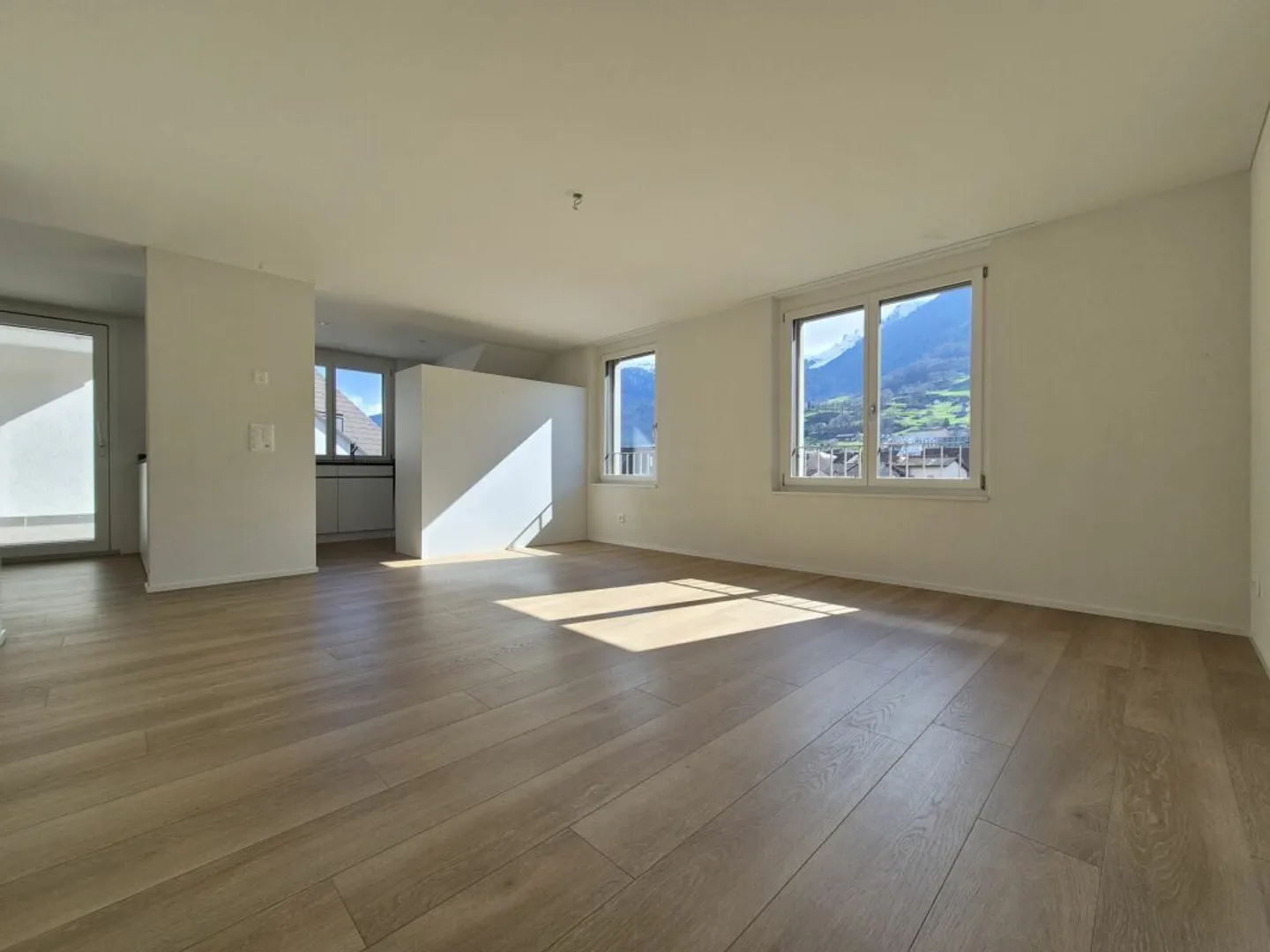 Appartement en duplex 4.5 pièces quasi neuf avec loggia dans un emplacement central - Photo 1 sur 14