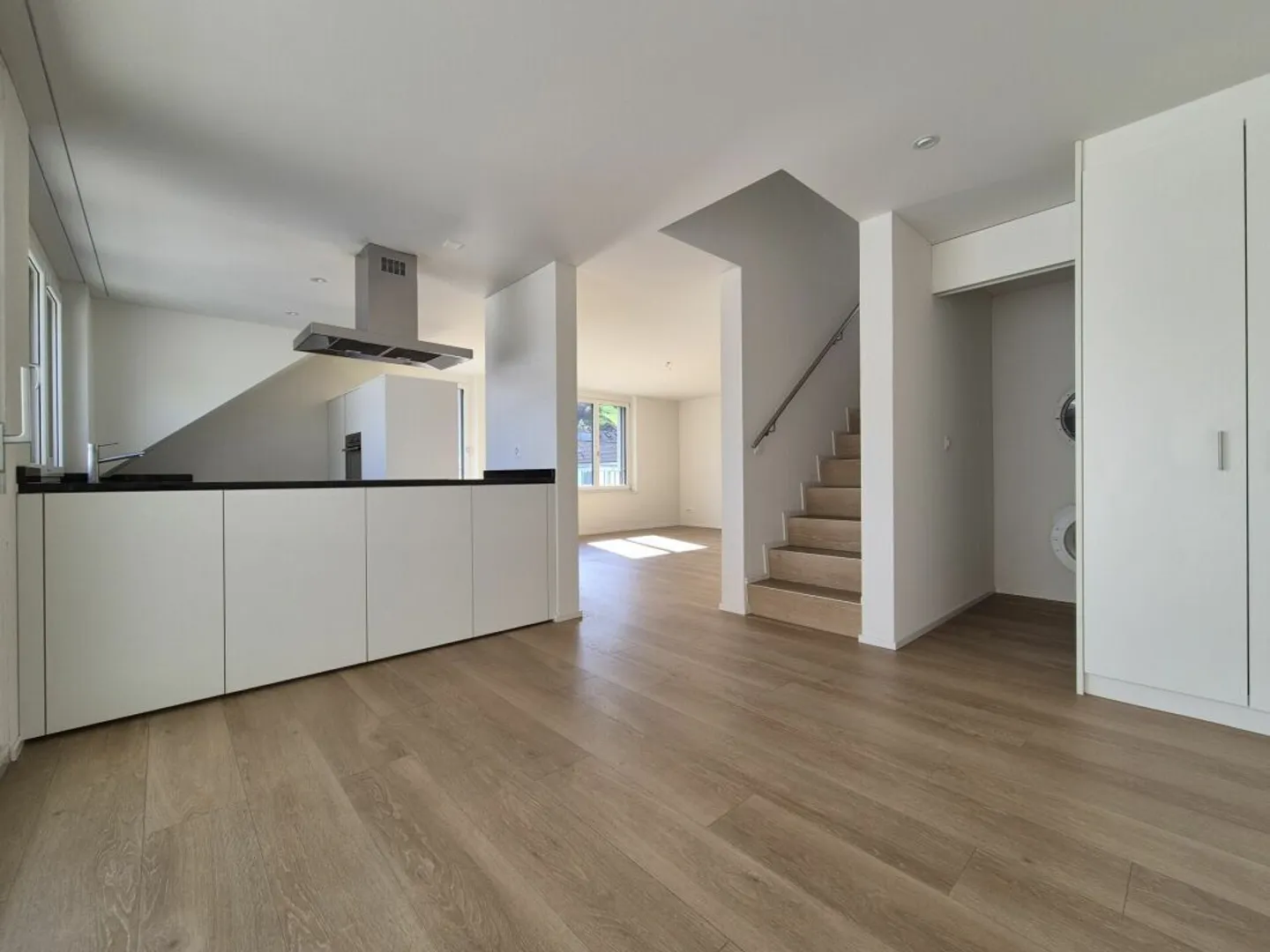 Appartement en duplex 4.5 pièces quasi neuf avec loggia dans un emplacement central - Photo 2 sur 14