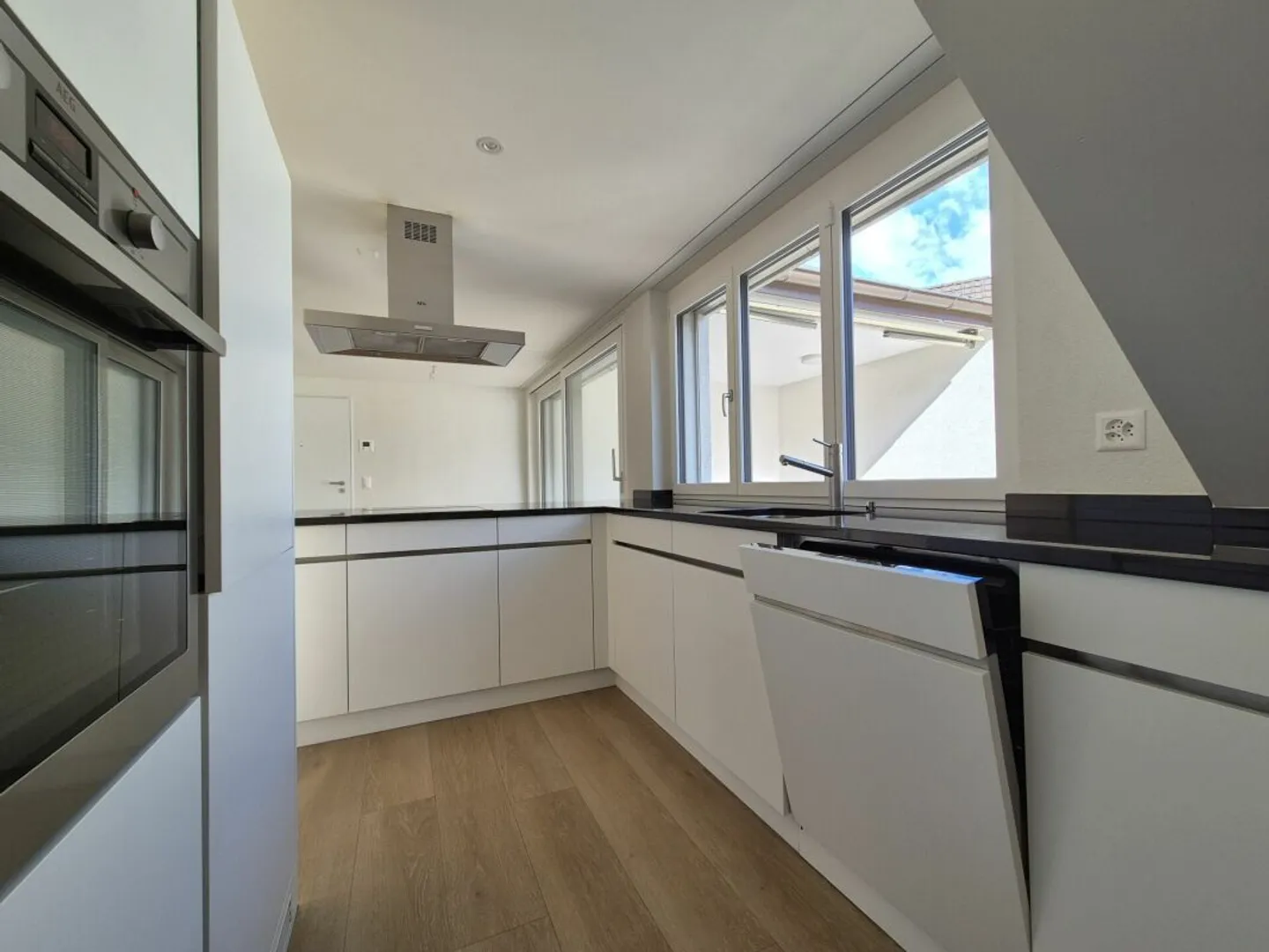 Appartement en duplex 4.5 pièces quasi neuf avec loggia dans un emplacement central - Photo 3 sur 14