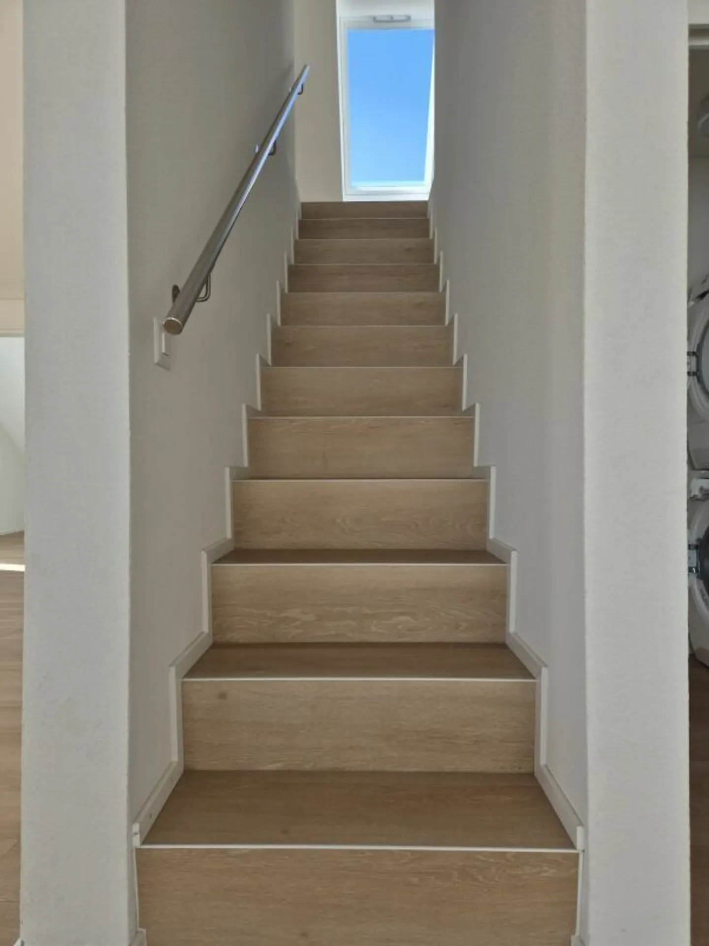 Appartement en duplex 4.5 pièces quasi neuf avec loggia dans un emplacement central - Photo 8 sur 14