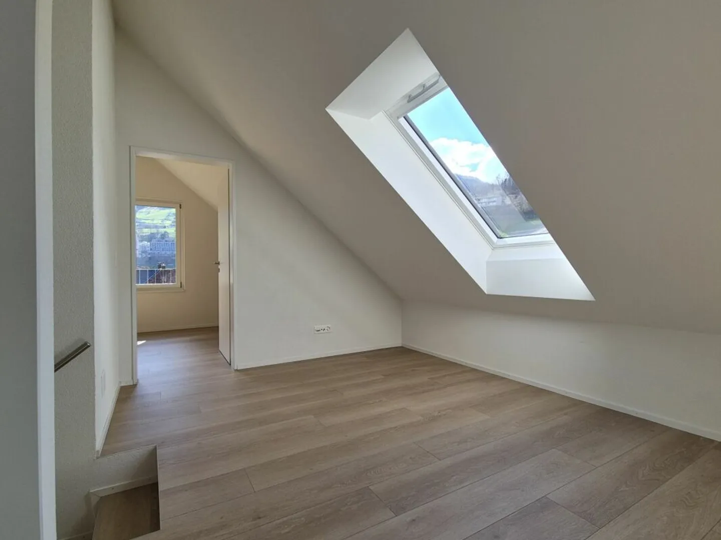 Appartement en duplex 4.5 pièces quasi neuf avec loggia dans un emplacement central - Photo 9 sur 14