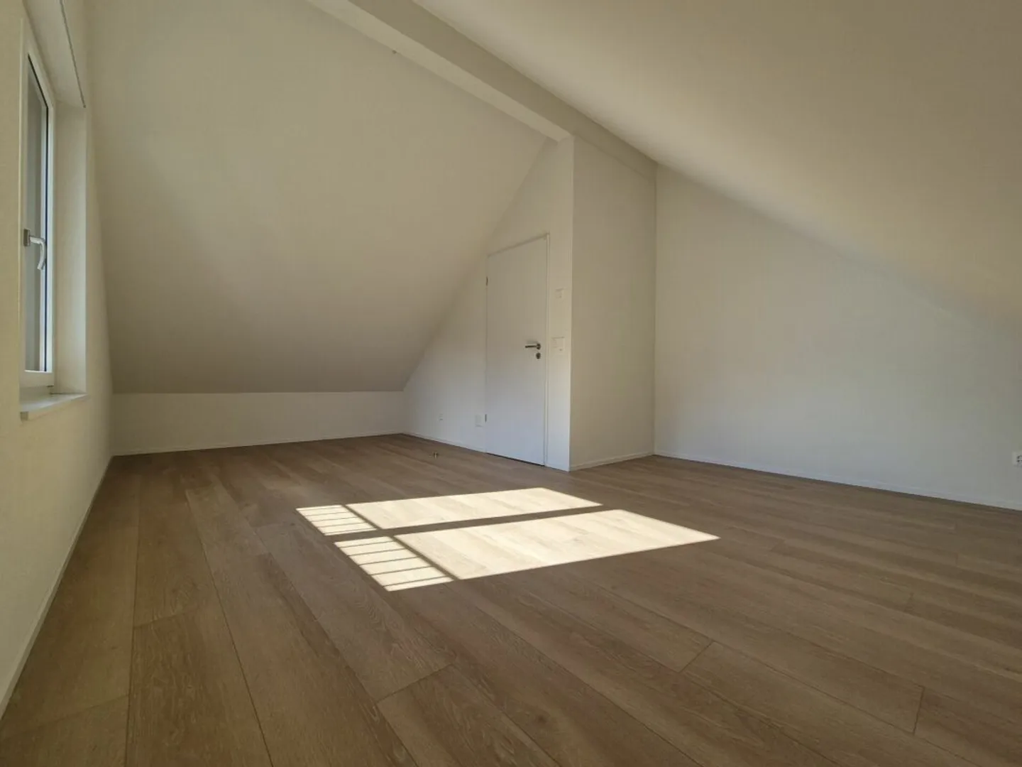 Appartement en duplex 4.5 pièces quasi neuf avec loggia dans un emplacement central - Photo 10 sur 14
