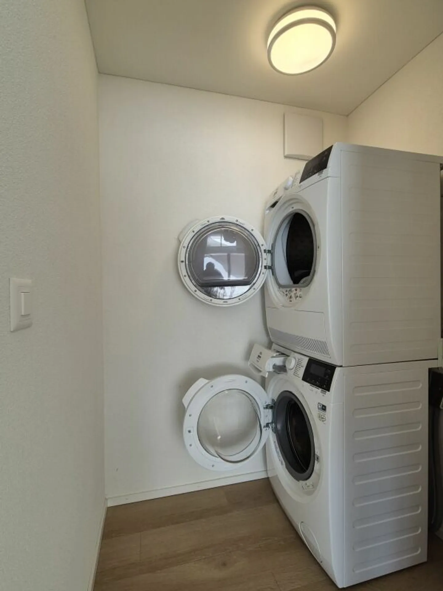 Appartement en duplex 4.5 pièces quasi neuf avec loggia dans un emplacement central - Photo 11 sur 14