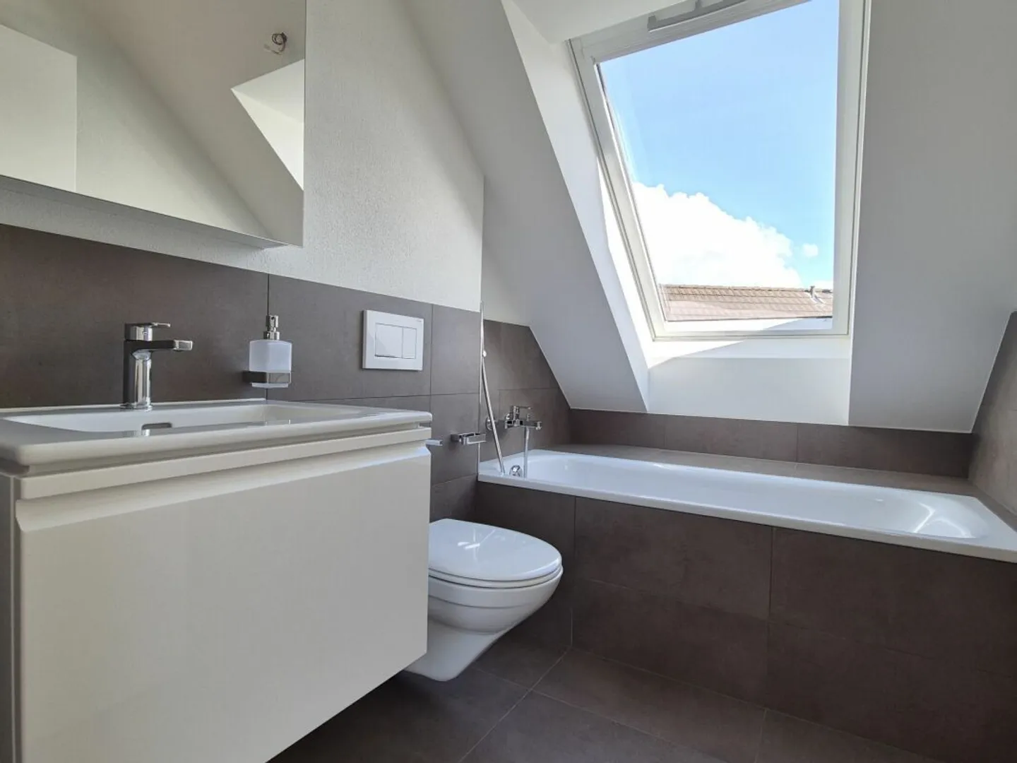 Appartement en duplex 4.5 pièces quasi neuf avec loggia dans un emplacement central - Photo 12 sur 14