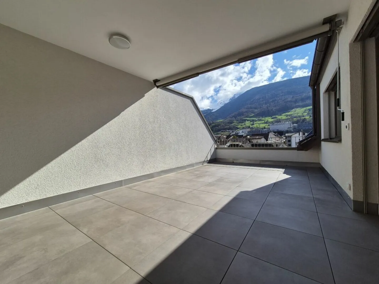 Appartement en duplex 4.5 pièces quasi neuf avec loggia dans un emplacement central - Photo 13 sur 14