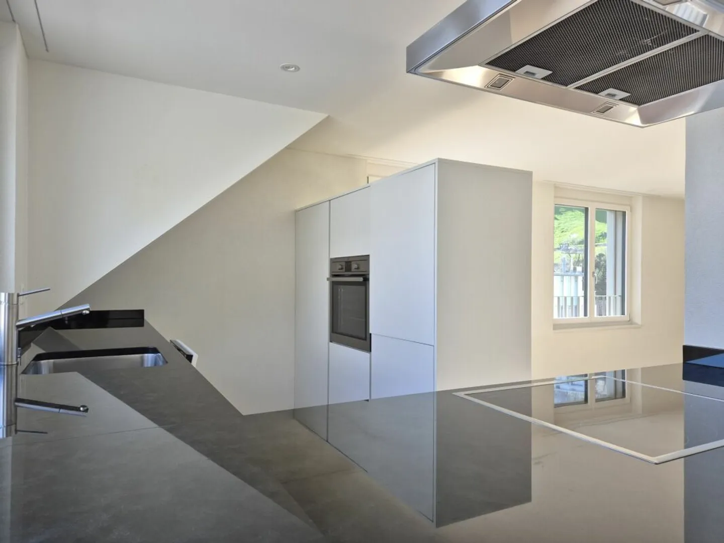 Appartement en duplex 4.5 pièces quasi neuf avec loggia dans un emplacement central - Photo 4 sur 14