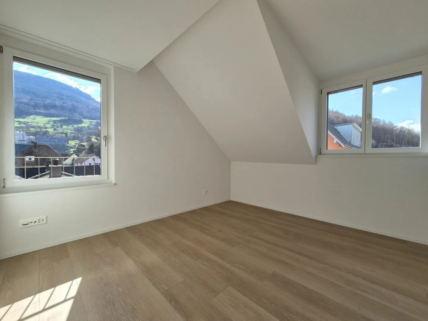 Appartement en duplex 4.5 pièces quasi neuf avec loggia dans un emplacement central - Photo 5 sur 14