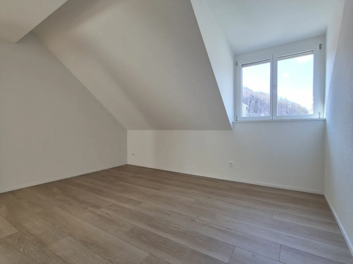 Appartement en duplex 4.5 pièces quasi neuf avec loggia dans un emplacement central - Photo 6 sur 14