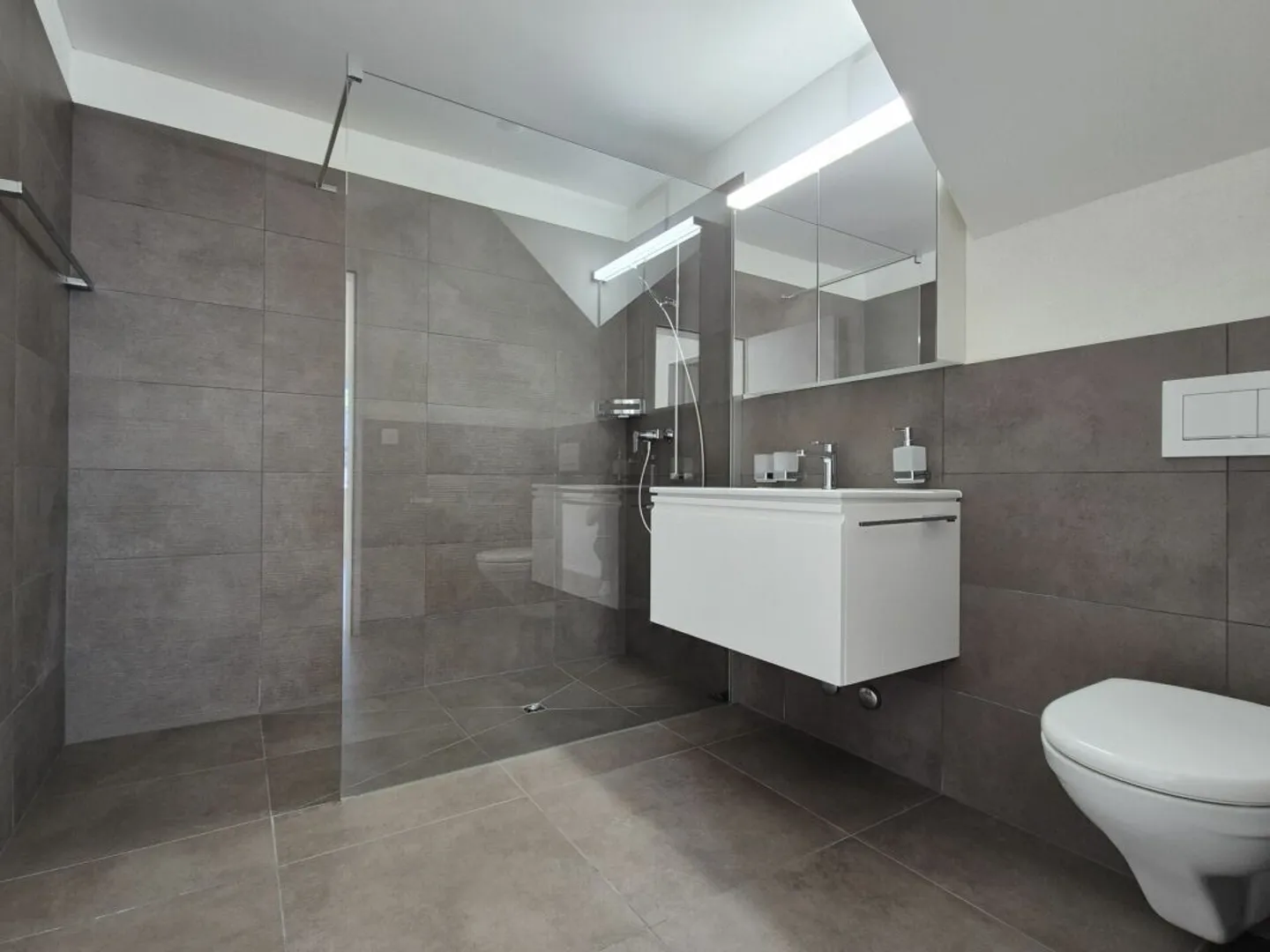 Appartement en duplex 4.5 pièces quasi neuf avec loggia dans un emplacement central - Photo 7 sur 14