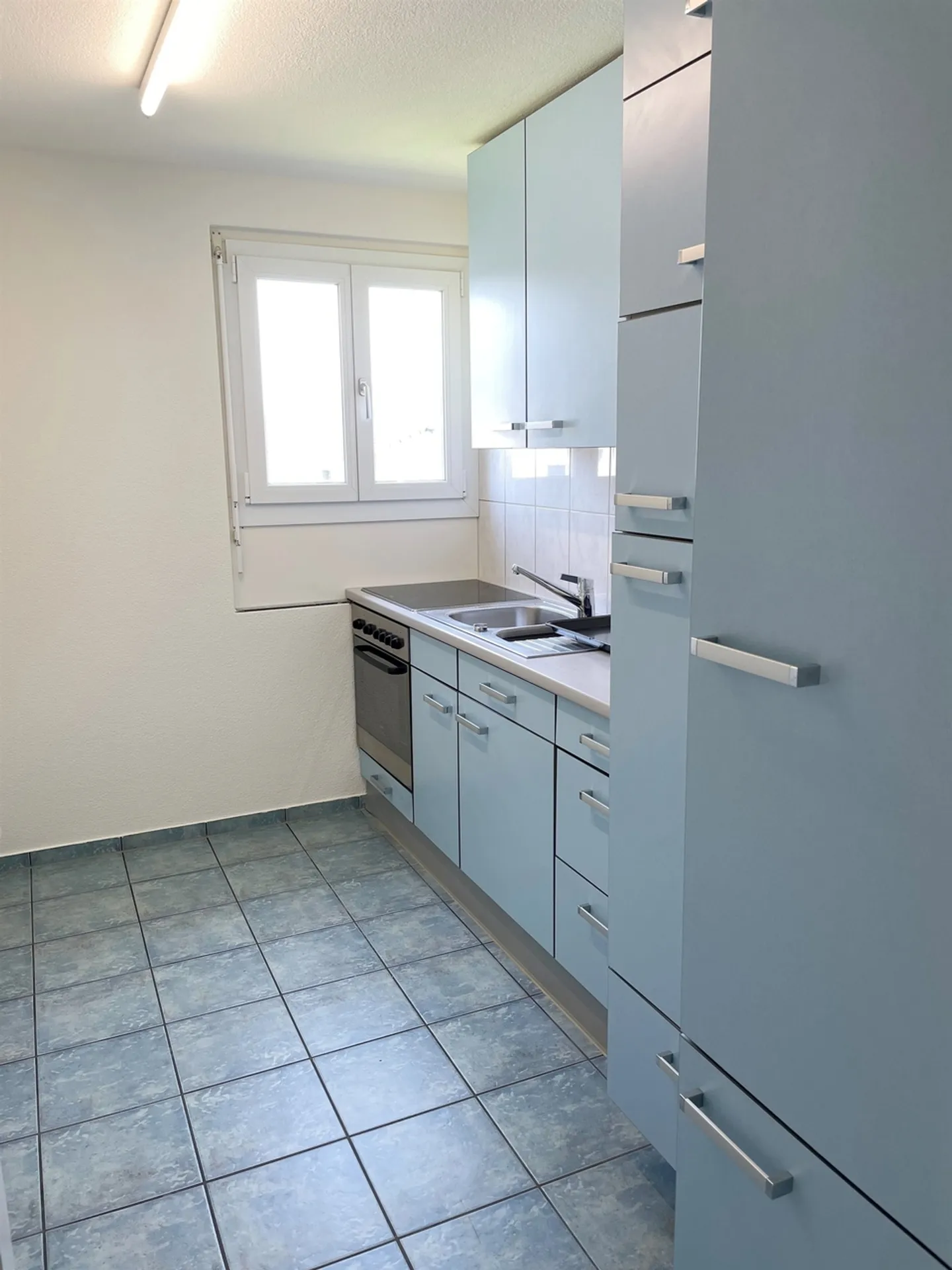 Appartement lumineux de 4 pièces avec balcon dans un emplacement central à Emmenbrücke - Photo 2 sur 6
