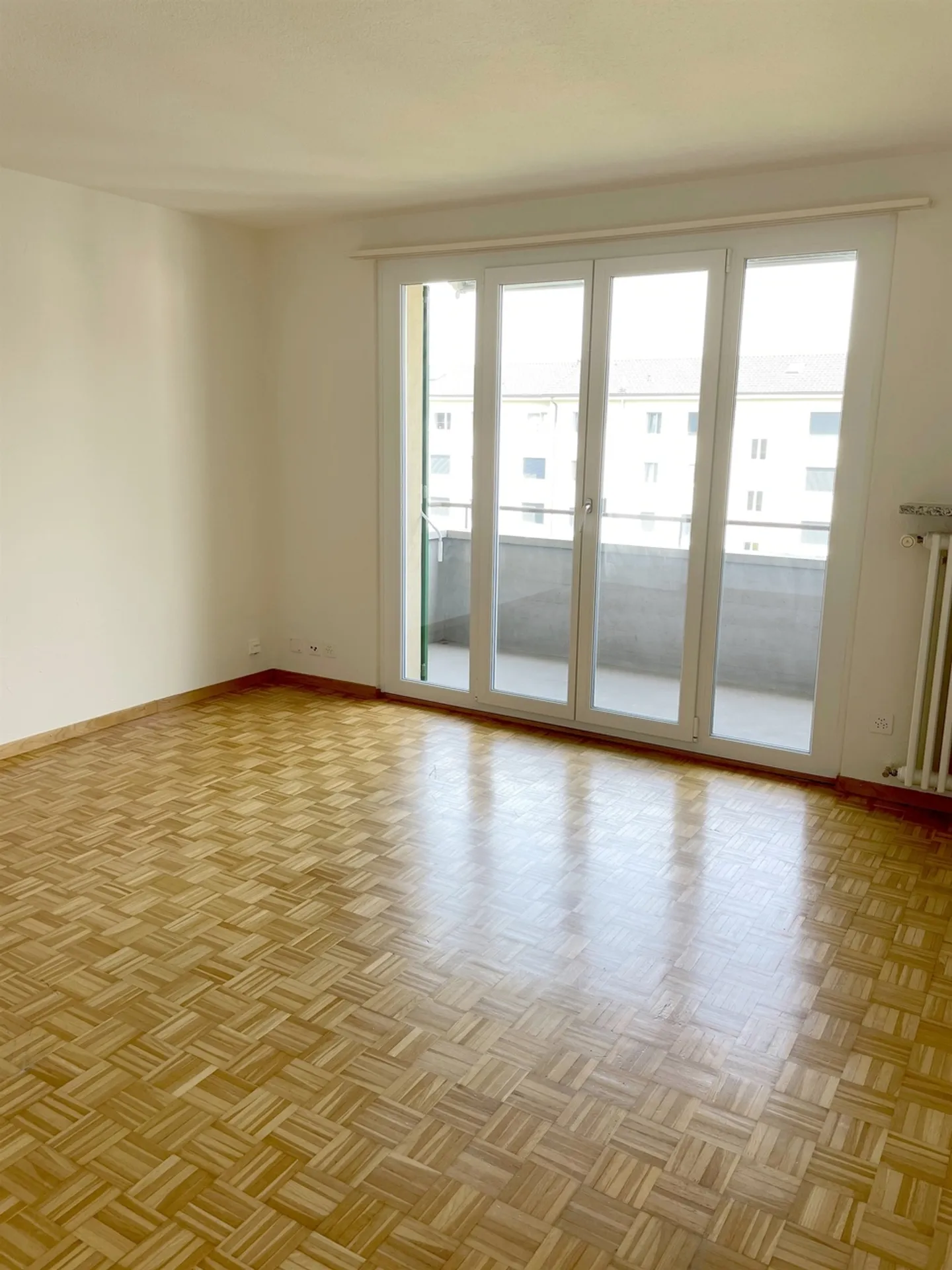 Appartement lumineux de 4 pièces avec balcon dans un emplacement central à Emmenbrücke - Photo 3 sur 6