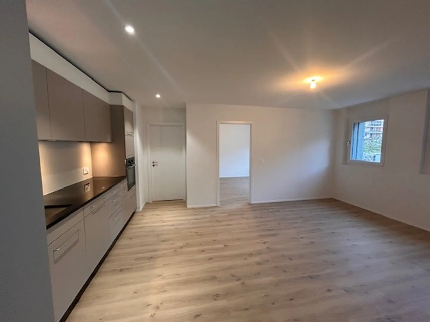 2.5 Room Apartment - Photo 3 of 8